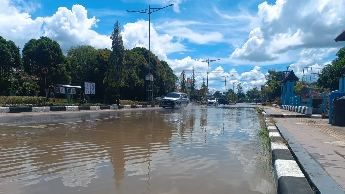 BENCANA: Salah satu titik banjir yang terjadi pada ruas jalan di Tanjung Selor. FOTO: IWAN K/RADAR TARAKAN