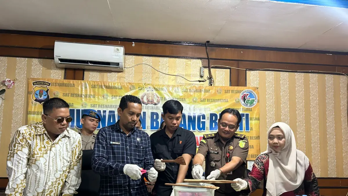 DIMUSNAHKAN: Satresnarkoba Polres Tarakan memusnahkan barang bukti narkotika jenis sabu hasil pengungkapan dua laporan polisi (LP), Kamis (21/5). ELIAZAR/RADAR TARAKAN