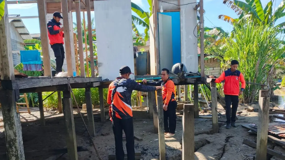 EVAKUASI : Pemilik rumah di Desa Atap, Kecamatan Sembakung yang terdampak longsor memilih membongkar bagian dapur rumah secara mandiri sebagai langkah antisipasi.&nbsp;