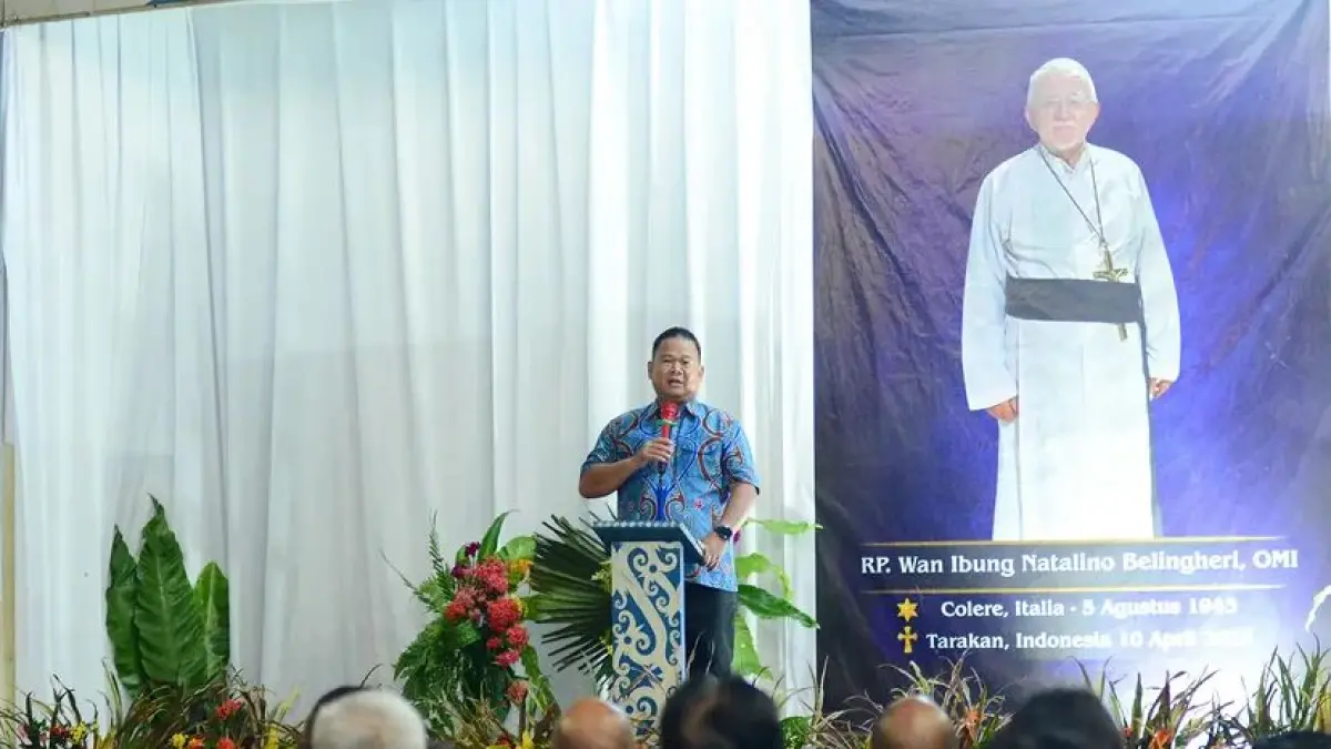 ISTIMEWA
KENANG: Sekda Ernes saat menghadiri Misa 40 Hari wafatnya Pastor Natalino di Gereja Katolik Paroki Rasul Yohanes Pulau Sapi.