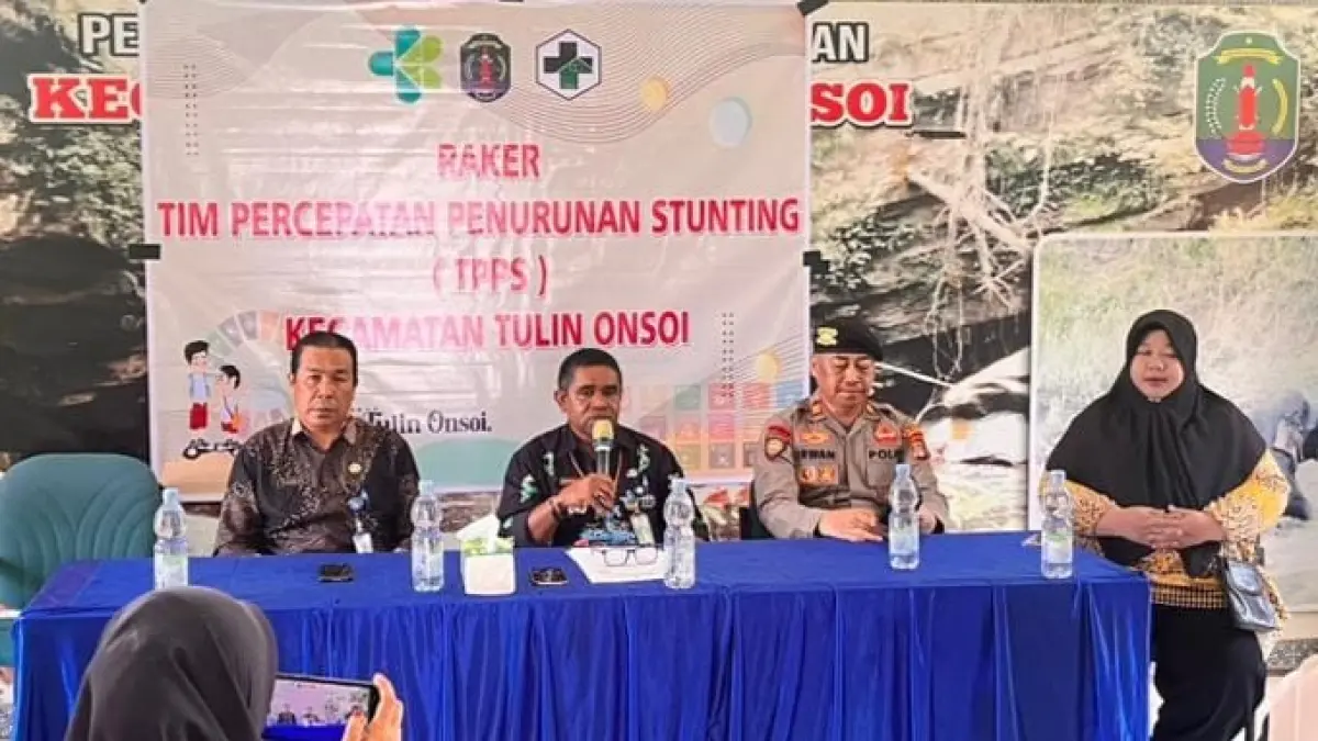 KOORDINASI : Camat Tulin Onsoi, Kristoforus Balake saat memimpin rapat TPPS bersama instansi terkait dalam percepatan penurunan stunting.&nbsp;
