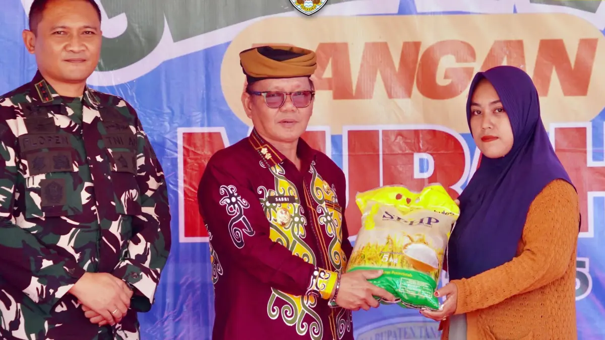 PANGAN MURAH: Secara simbolis Wabup Sabri membuka Gerakan Pangan Murah di Sesayap Hilir, Kamis (21/5).