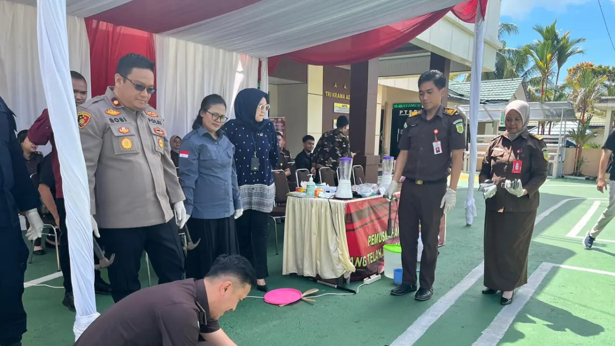 PUTUSAN : Pemusnahan barang bukti yang dilakukan Kejari Tarakan sebagai bentuk pelaksanaan putusan pengadilan terhadap barang bukti perkara pidana. KEJARI TARAKAN&nbsp;