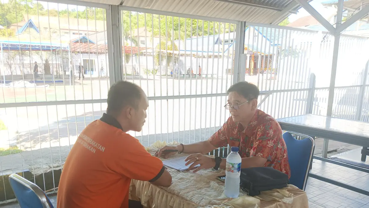 REHABILITASI: Kepala Bidang Rehabilitasi, Tulus melakukan skrining terhadap narapidana narkoba. FOTO: RADAR TARAKAN