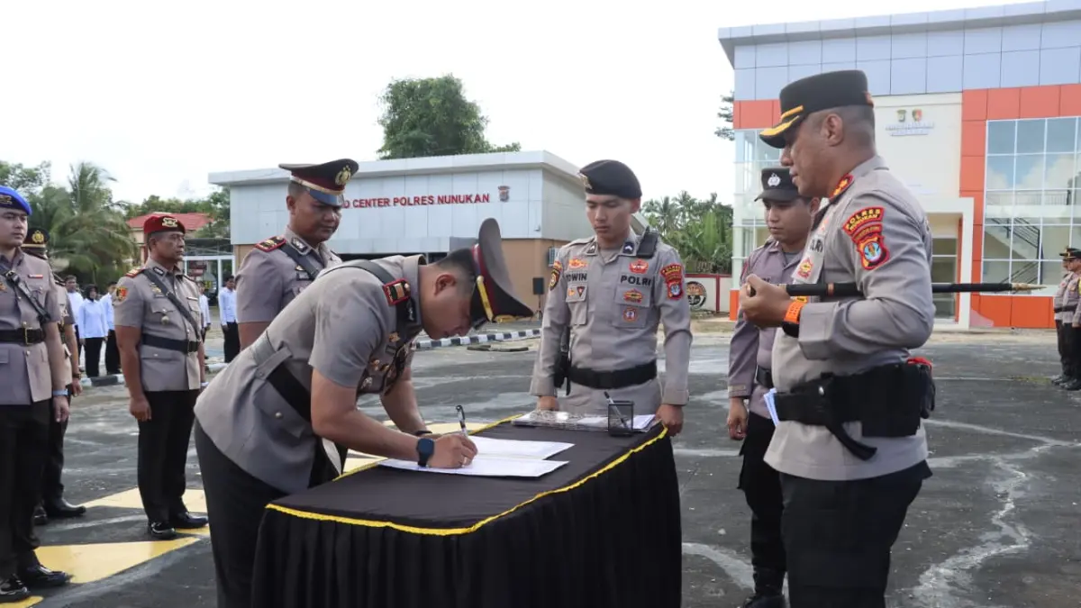 SERTIJAB : Kapolres Nunukan AKBP Bonifasius Rumbewas saat memimpin sertijab pejabat utama
Polres Nunukan, Kamis (21/5).&nbsp;