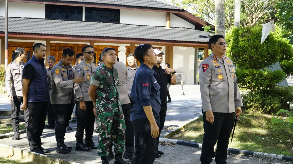 TINJAU LAPANGAN: Kapolda Kaltara Irjen Pol Djati Wiyoto Abadhy didampingi Sekda Bulungan Risdianto meninjau lokasi kebakaran. FOTO: DOK POLDA KALTARA