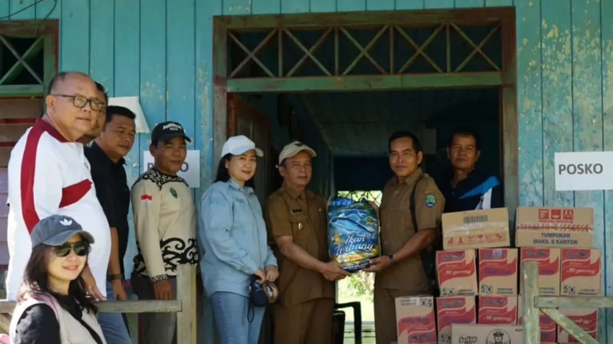 BANTUAN : Wabup Bulungan, Kilat menyalurkan bantuan kepada warga yang terdampak akibat musibah kebakaran di Kecamatan Peso dan Kecamatan Tanjung Palas Barat.
(Taslee/Radar Tarakan)