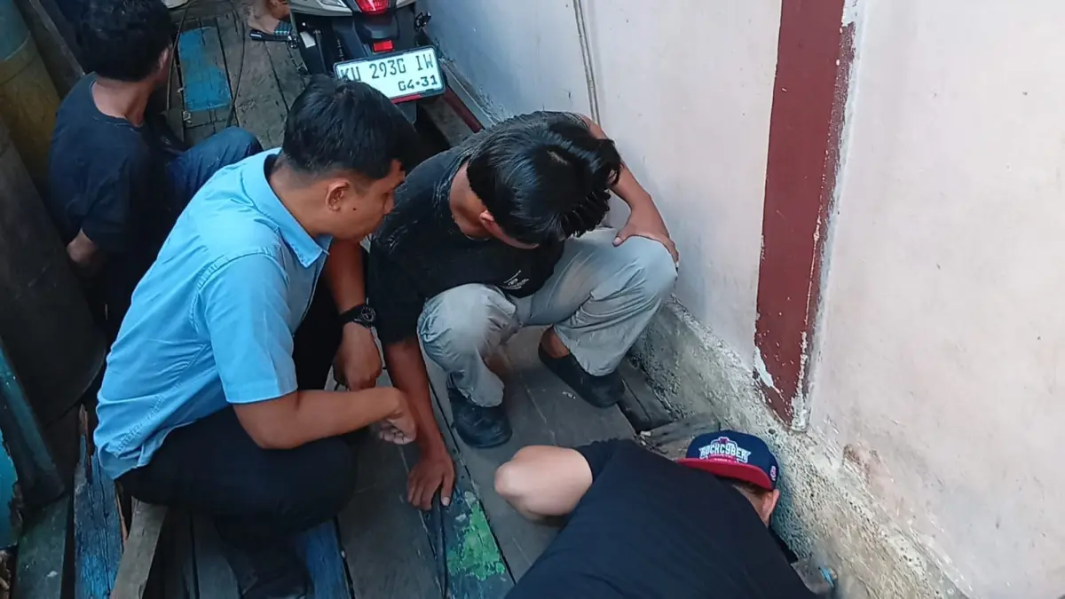 BONGKAR : Pihak kepolisian membongkar modus transaksi narkotika menggunakan lubang sempit tersembunyi di kawasan Kampung Bersinar, Selumit Pantai. POLRES TARAKAN&nbsp;