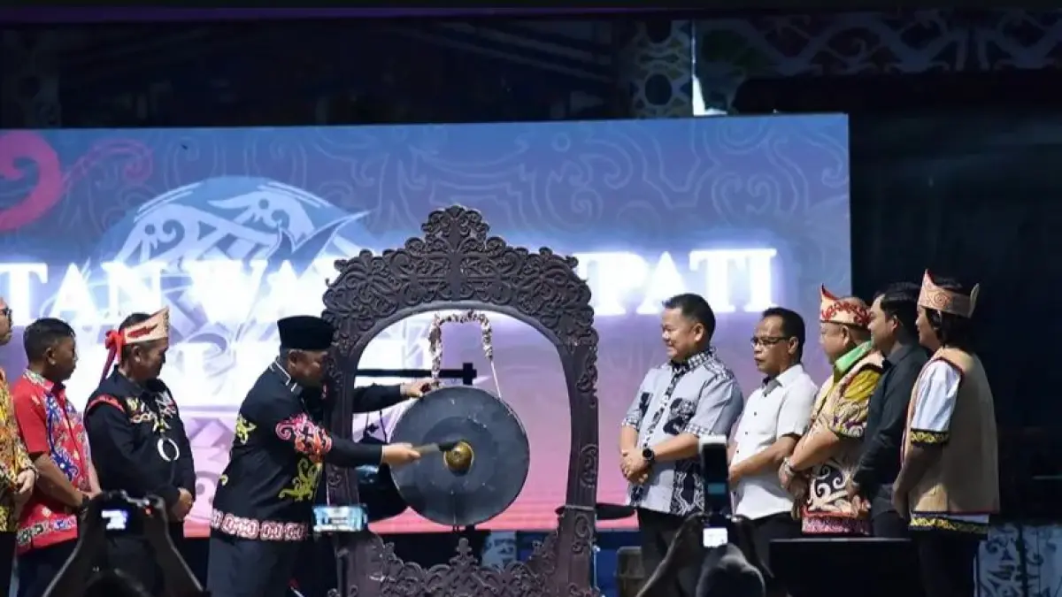 FESTIVAL: Wabup Jakaria dan Sekda Ernes bersama tokoh adat membuka Festival Budaya Dayak Lundayeh ke-3. FOTO: ISTIMEWA