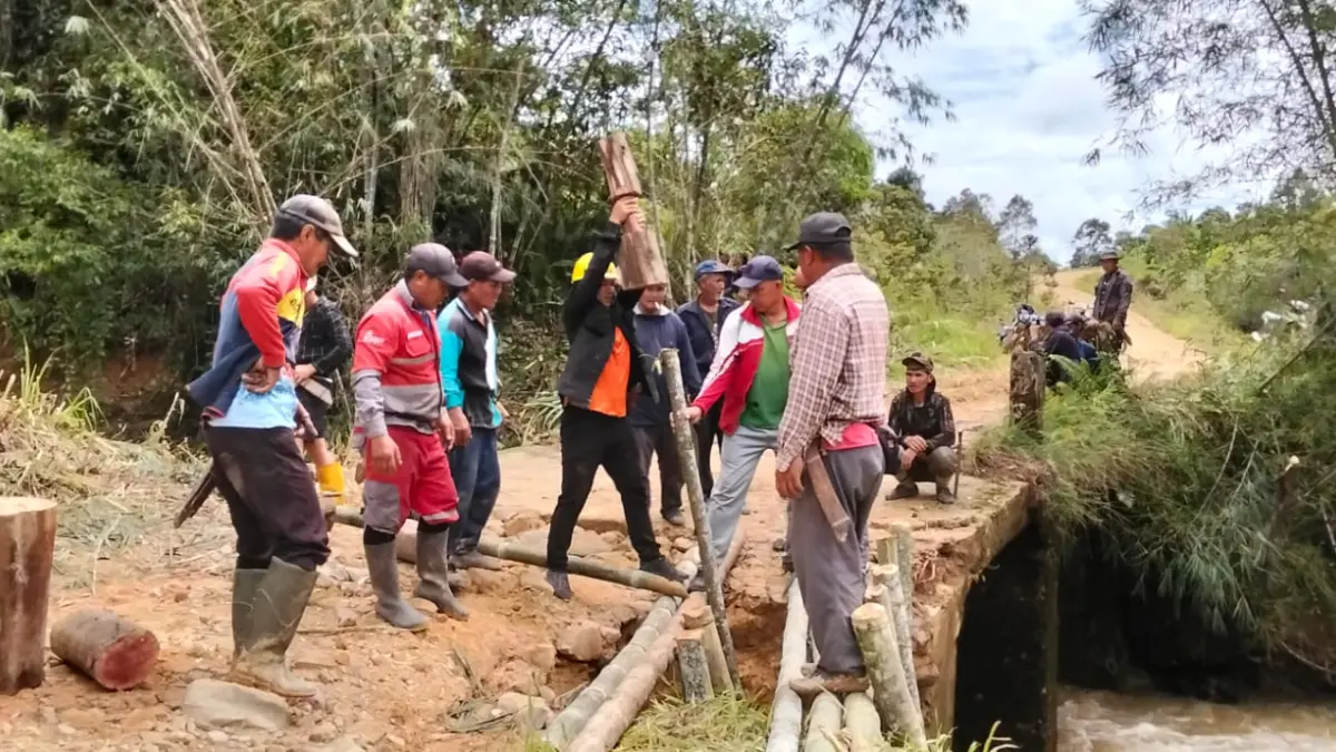 GOTONG ROYONG : Masyarakat turun tangan melakukan perbaikan jembatan yang rusak pasca terjadi banjir di Kecamatan Krayan Timur.&nbsp;