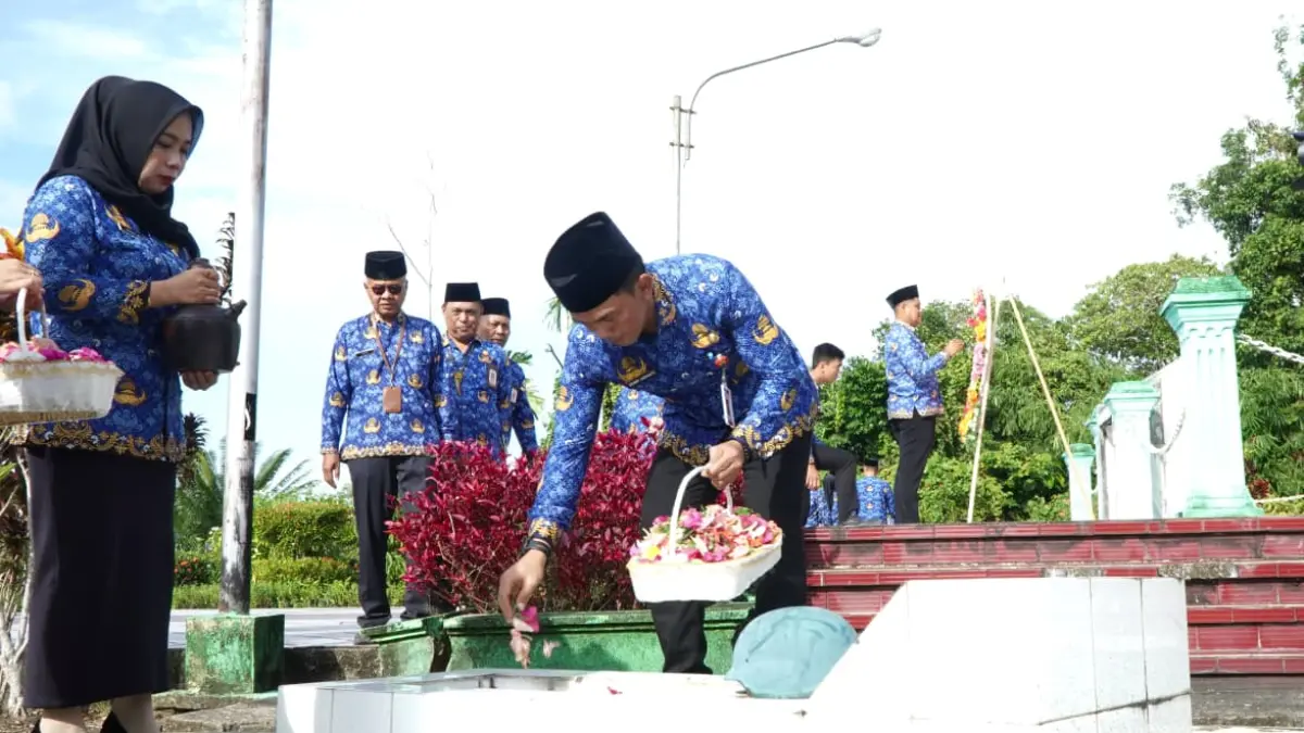 HARKITNAS: Sekprov Kaltara, Denny Harianto saat ziarah di TMP Telabang Bangsa, Tanjung Selor. FOTO: DKISP KALTARA