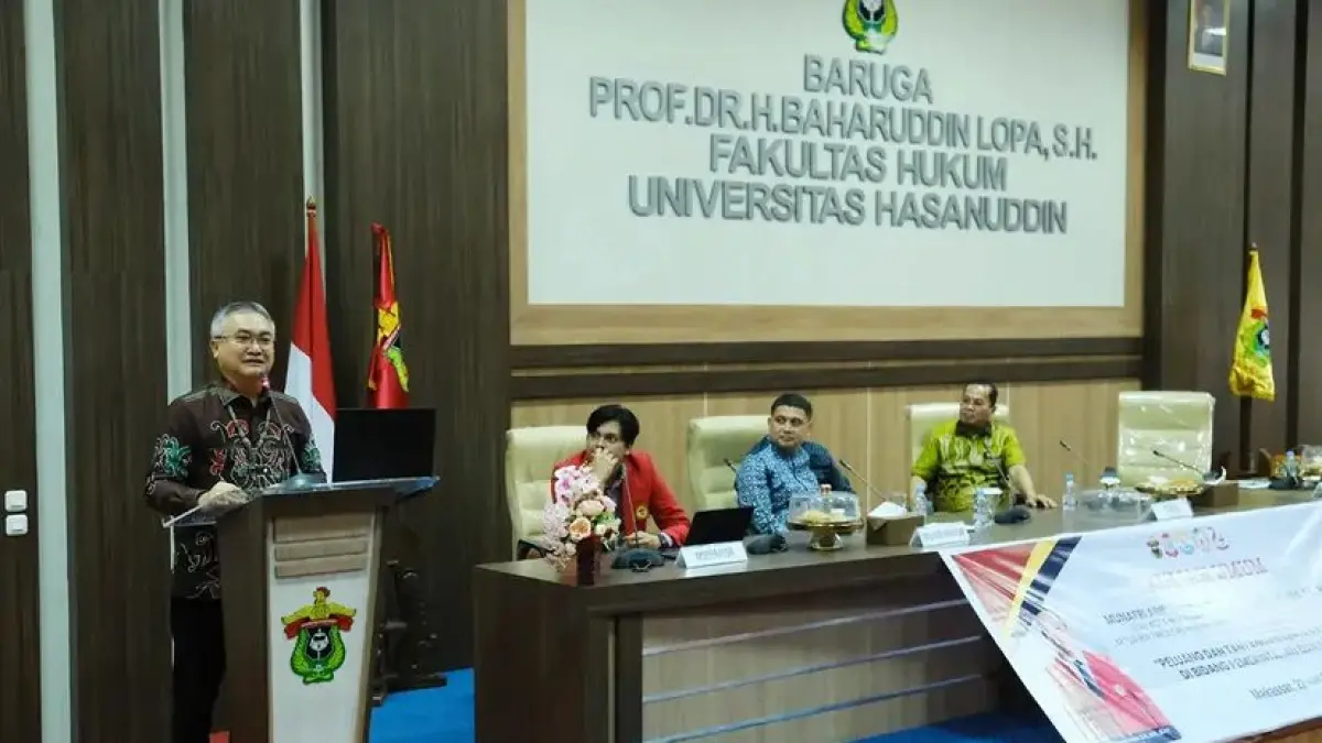 KULIAH UMUM: Bupati Malinau, Wempi W Mawa saat membawakan materi pada kuliah umum di Unhas Makassar. FOTO: ISTIMEWA