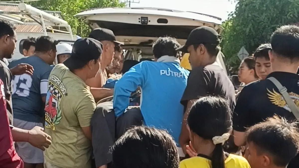 LUKA BAKAR: Korban saat dievakuasi ke RSUD Akhmad Berahim. 