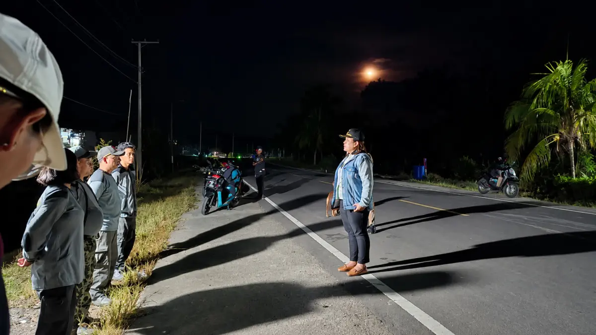 PATROLI:Camat Muruk Rian, Carlena, melaksanakan kunjungan kerja sekaligus patroli kesiapsiagaan anggota Perlindungan Masyarakat (Linmas) di Desa Sapari pada Rabu malam (20/5).(FOTO: ISTIMEWA)