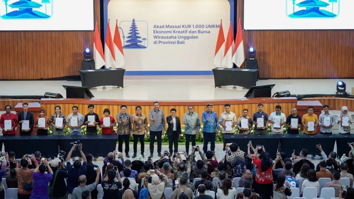 Penyerahan simbolis akad massal KUR kepada pelaku UMKM ekonomi kreatif pada kegiatan “Akad Massal KUR 1.000 UMKM Ekonomi Kreatif dan Bursa Wirausaha Unggulan Provinsi Bali 2026” di Auditorium Widya Sabha, Universitas Udayana, Bali. Kegiatan ini menjadi bentuk sinergi pemerintah, perbankan, dan pemangku kepentingan dalam memperluas akses pembiayaan bagi UMKM.