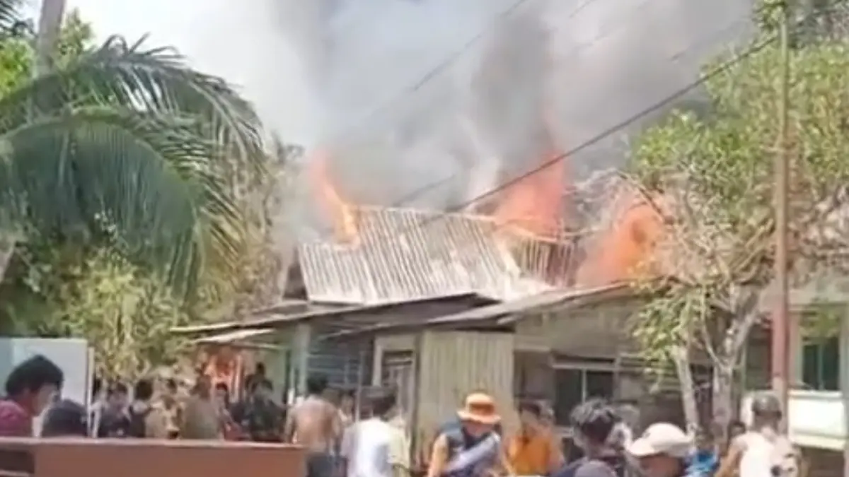 KEBAKARAN: Si jago merah membara di Sekatak Buji. 