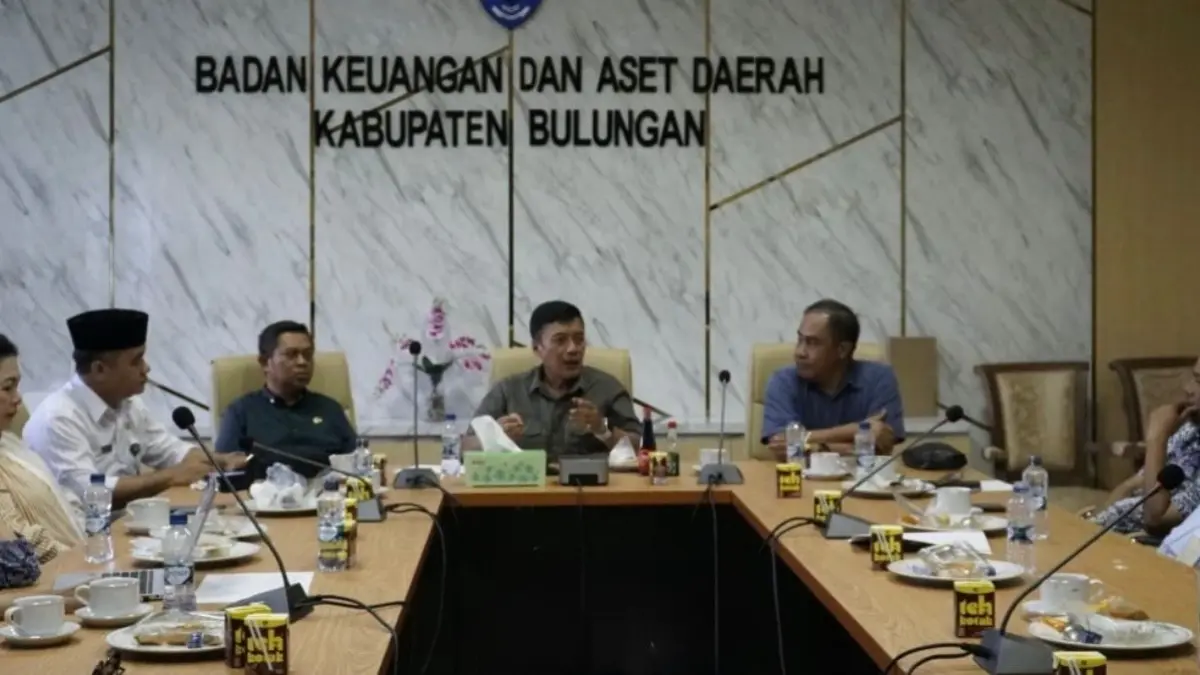 PELAYANAN : Sekda Bulungan, Risdianto memimpin rapat lintas OPD guna memastikan pelayanan publik tetap berjalan.
(Taslee/Radar Tarakan)