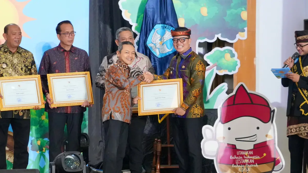 APRESIASI: Bupati Ibrahim Ali menerima penghargaan yang diserahkan langsung Wakil Menteri Pemdidikan Dasar dan Menengah prof. Atip Latipulhayat  (FOTO: DOK DISKOMINFO)
