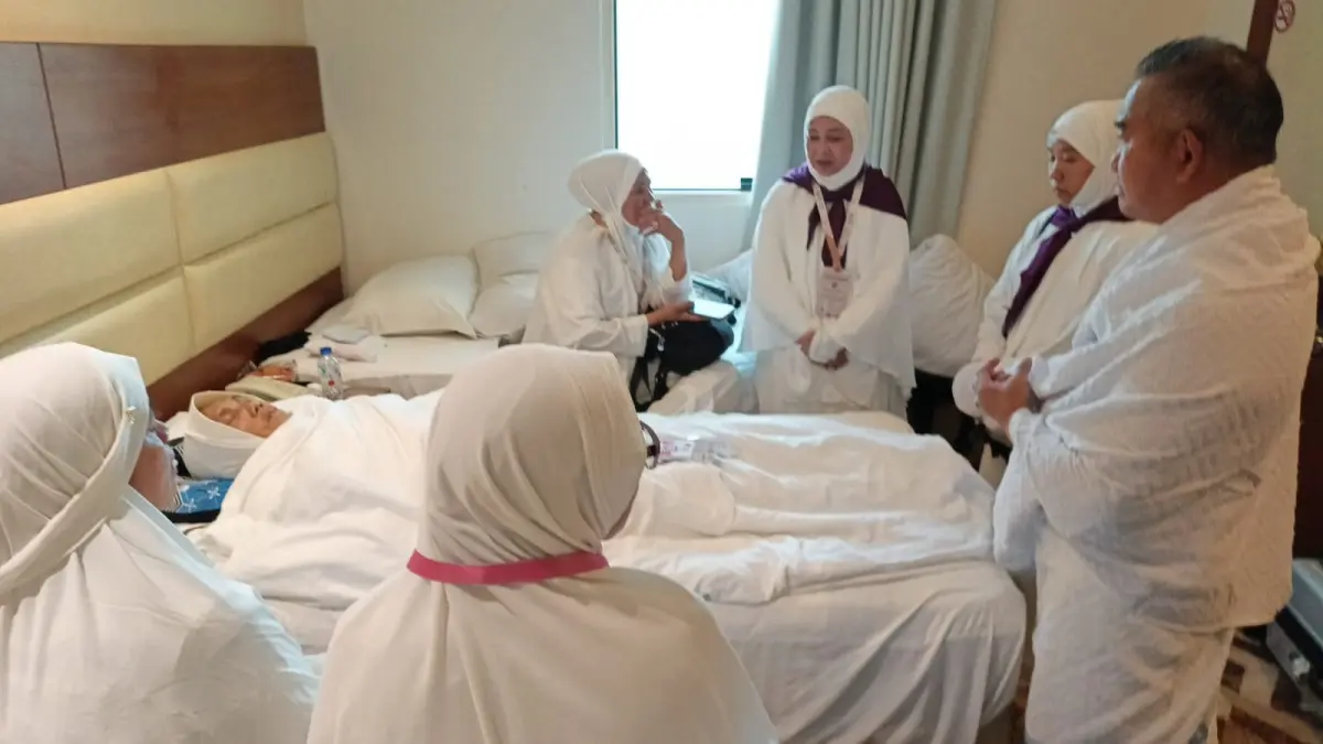 BERDUKA : Wali Kota Tarakan dr. Khairul saat mendatangi kamar almarhumah, jemaah haji asal Kota Tarakan yang tergabung dalam Kloter 07 Embarkasi Balikpapan.&nbsp;