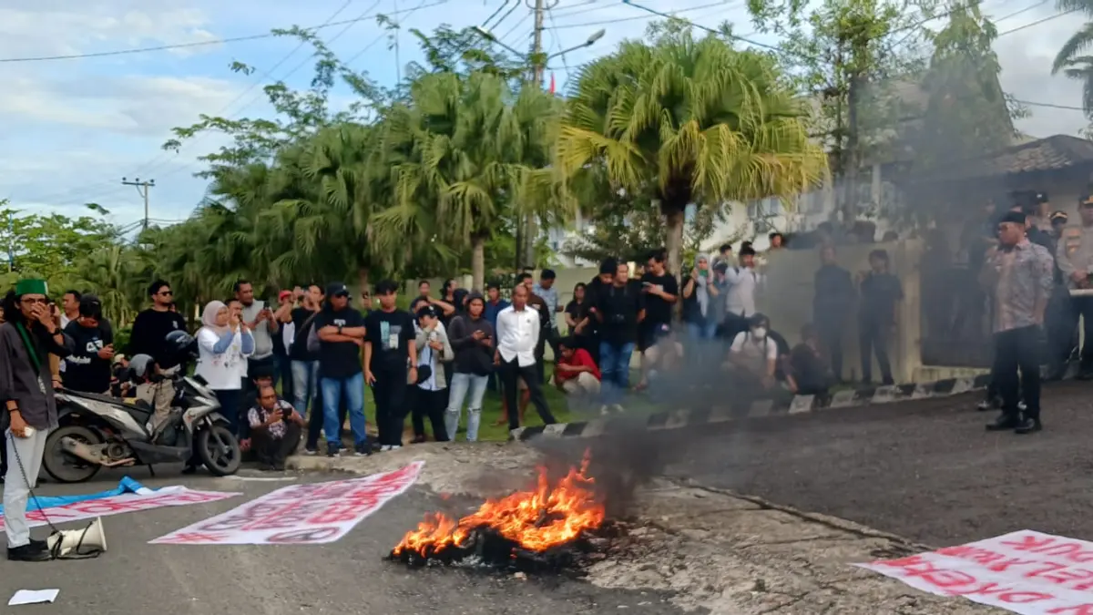 BERORASI: Mahasiswa menyampaikan tuntutan kepada Pemkot Tarakan terkait dugaan pembubaran kegiatan diskusi dan penyebaran data pribadi kader organisasi. AGUS DIAN ZAKARIA/RADAR TARAKAN