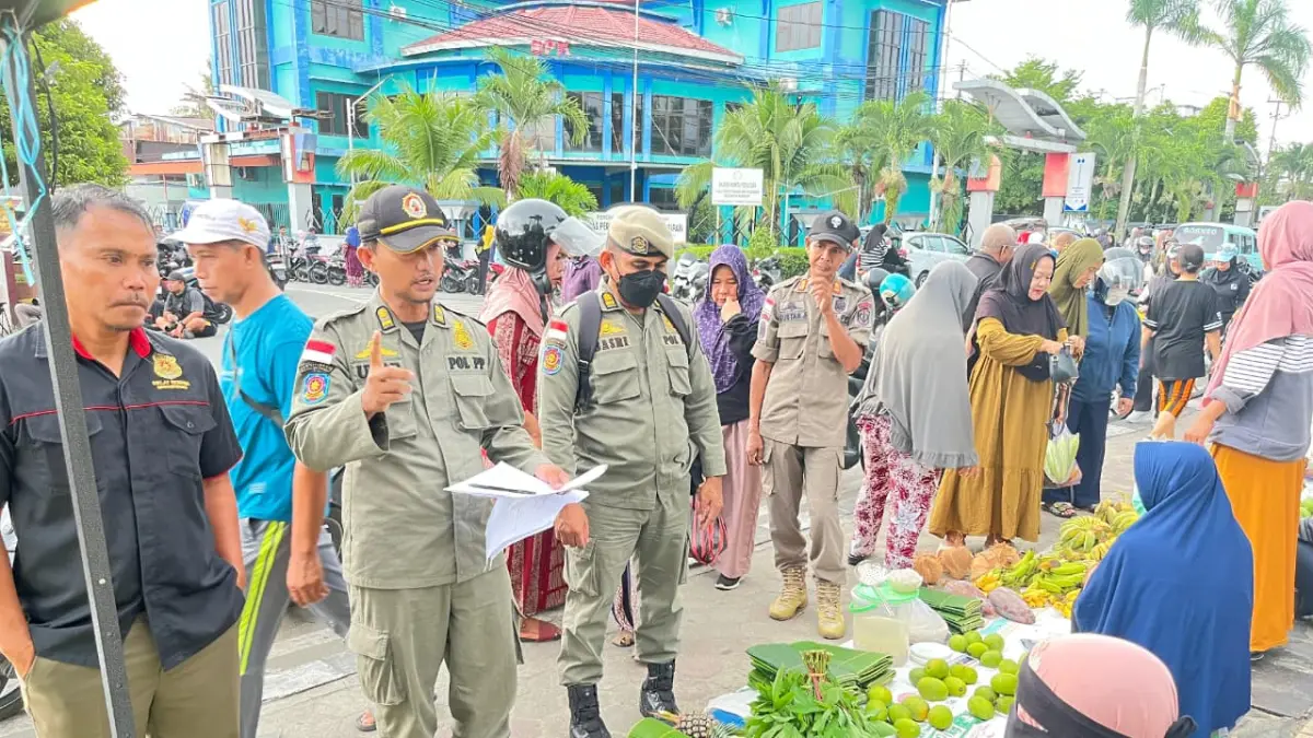 HUMANIS : Personel Satpol PP Nunukan saat melakukan pendataan kepada pedagang Pasar Tani yang berjualan di Alun-alun, Nunukan.&nbsp;