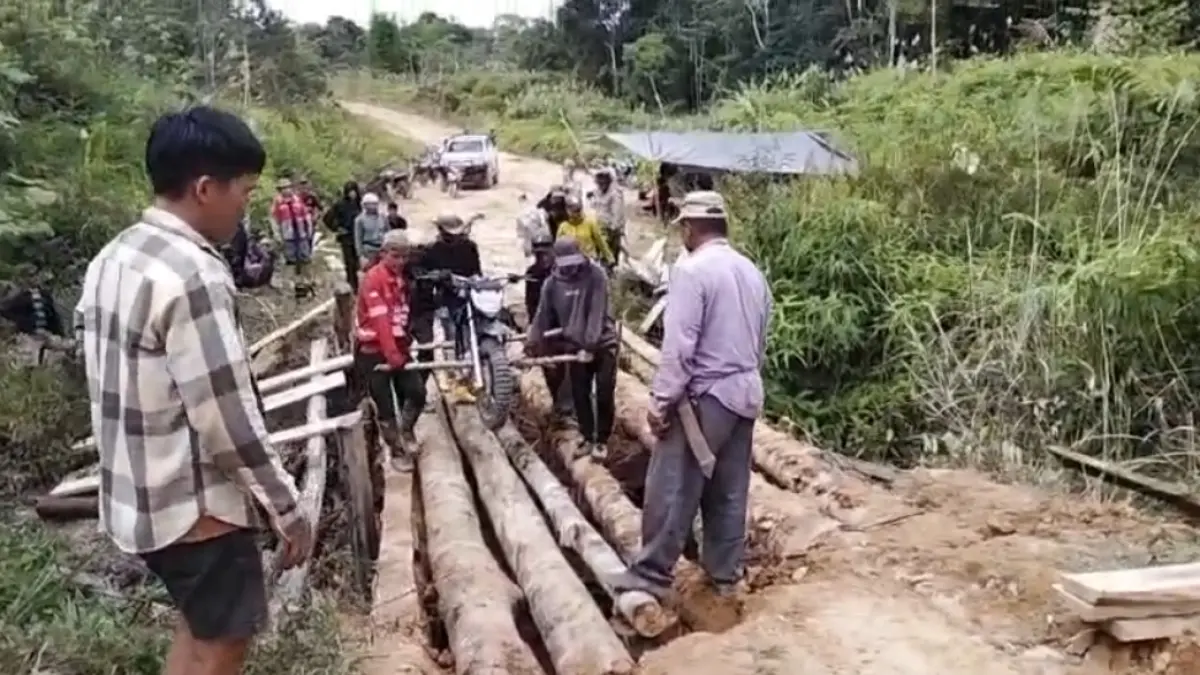 KERJASAMA: Warga Desa Pa