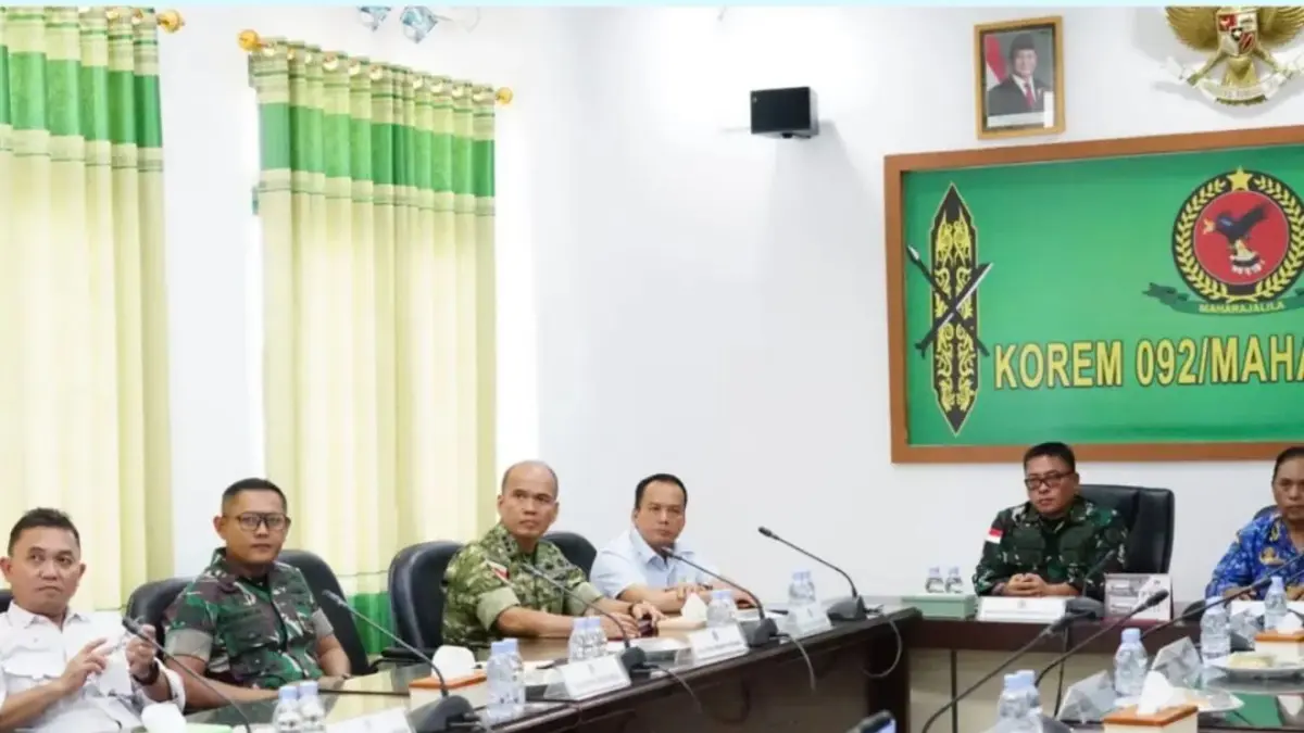 LINGKUNGAN : Wabup Bulungan, Kilat mengikuti rapat bersama jajaran Korem 092/Mrl membahas tentang pengolahan persampahan dan lingkungan bersih.
(Taslee/Radar Tarakan)