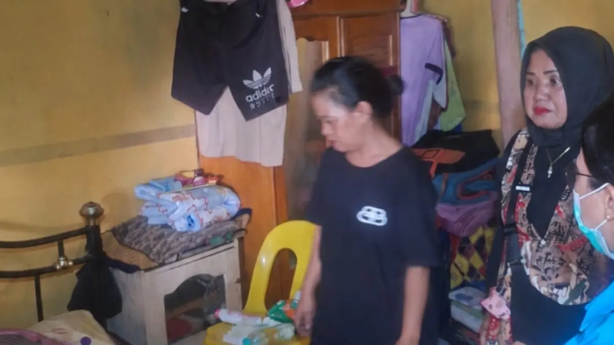 PENANGANAN : Tim kesehatan Puskesmas Nunukan Timur saat melakukan pemeriksaan kesehatan terhadap dua orang lansia.&nbsp;