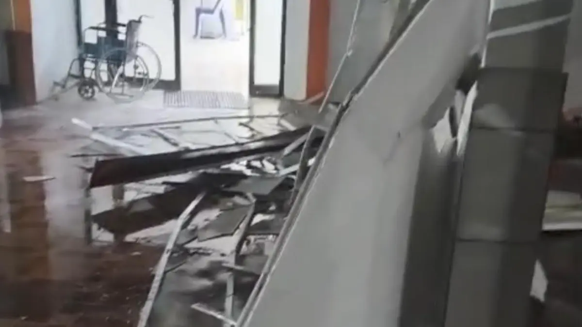 AMBRUK : Kondisi Puskesmas Sungai Nyamuk pasca plafon yang berada di depan area UGD ambruk pada Senin (25/5) malam. 
