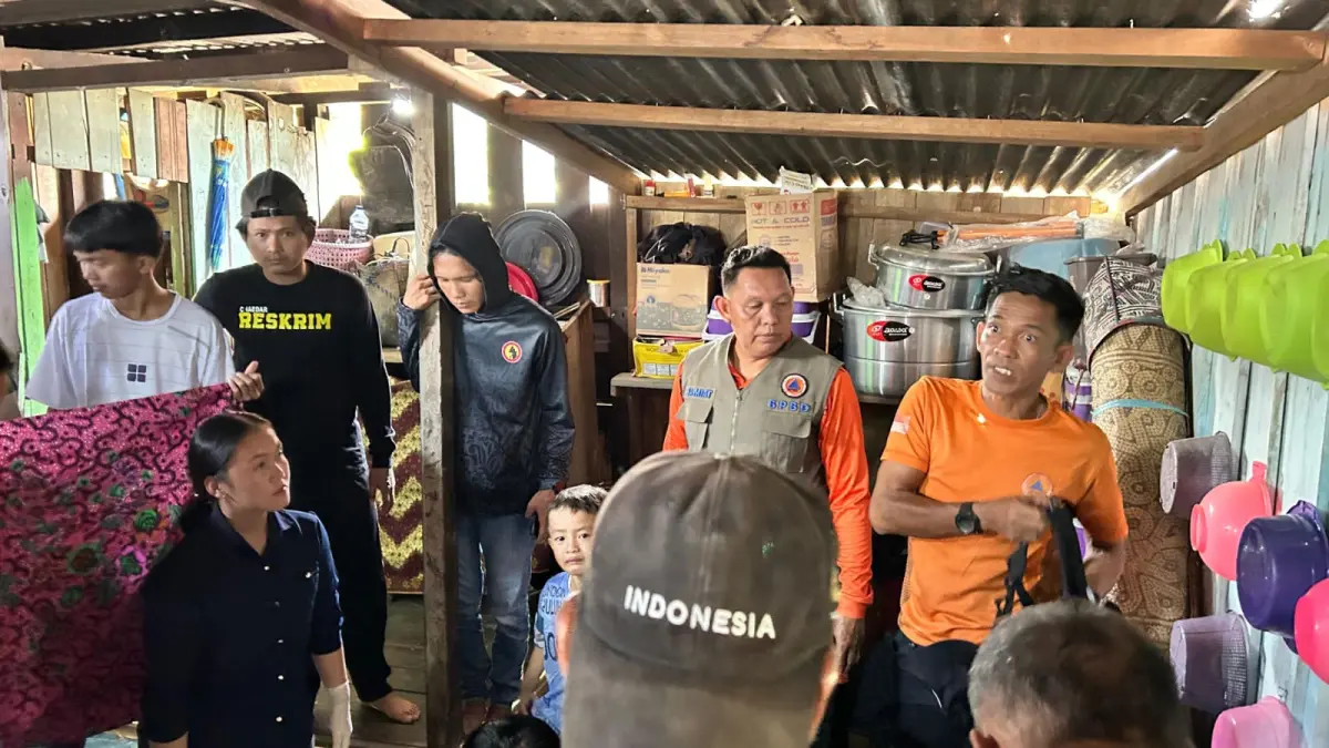 KOORDINASI : Personel gabungan saat melakukan penanganan atas kejadian anak yang tertimpa pohon.&nbsp;