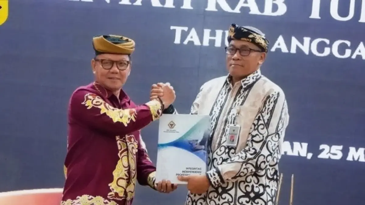 LAPORAN KEUANGAN: Wabup Sabri menerima LHP LKPD tahun 2025 dari BPK RI di Tarakan, Senin (26/5).(FOTO: SOPIAN/RADAR KALTARA)