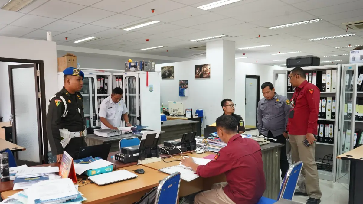 PENGGELEDAHAN:&nbsp; Tim Penyidik Pidsus Kejati Kaltara saat melakukan pengeledahan di Nunukan. FOTO: DOK KEJATI KALTARA