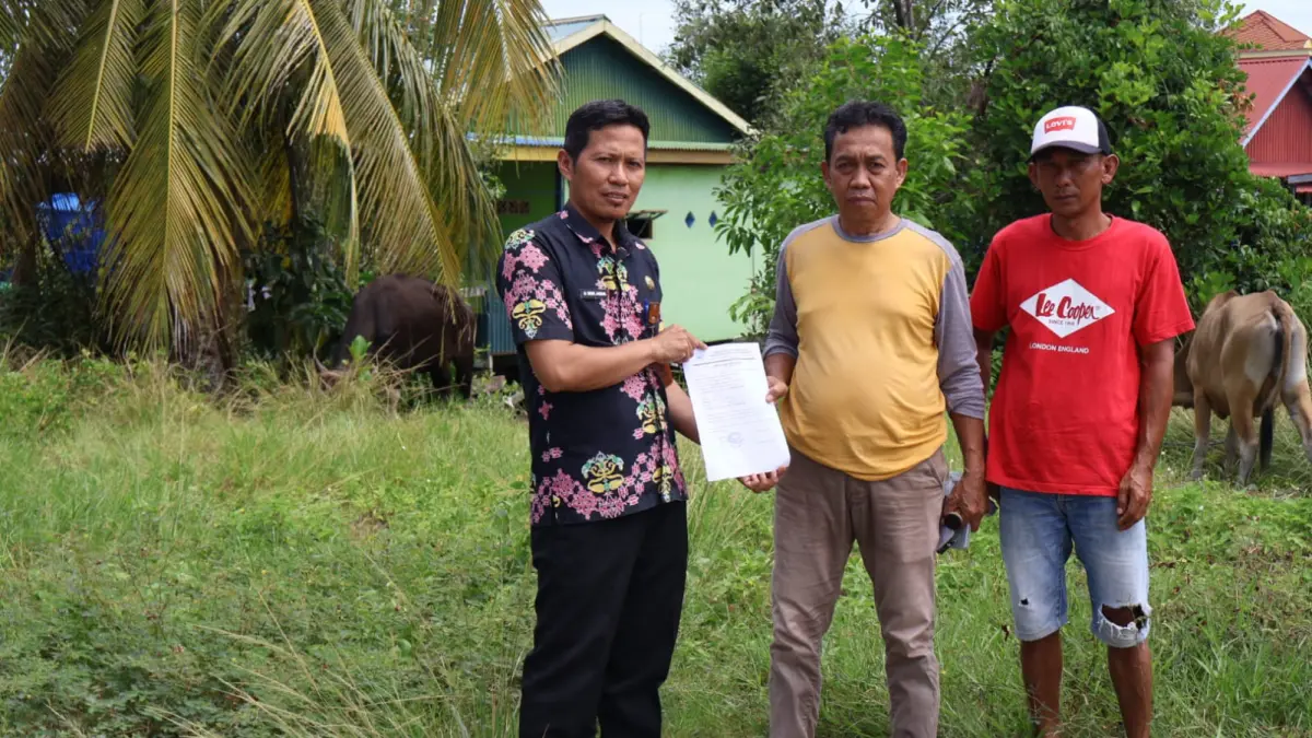 SERAHKAN : Proses serah terima hewan kurban dari Pemerintah Kabupaten Nunukan ke masyarakat melalui pengurus masjid.&nbsp;