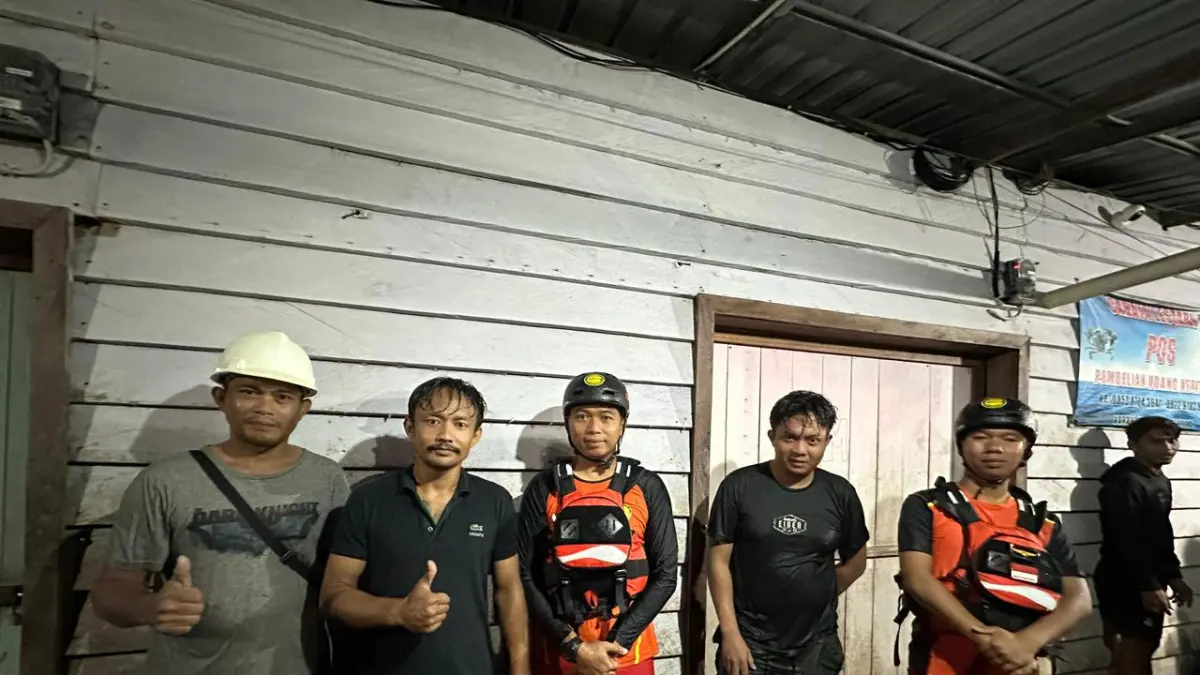DISELAMATKAN : Tiga penumpang long boat yang mengalami mati mesin di Perairan Liagu, Kecamatan Sekatak, Kabupaten Bulungan, berhasil diselamatkan Tim SAR Gabungan, Selasa malam (26/5). BASARNAS TARAKAN&nbsp;