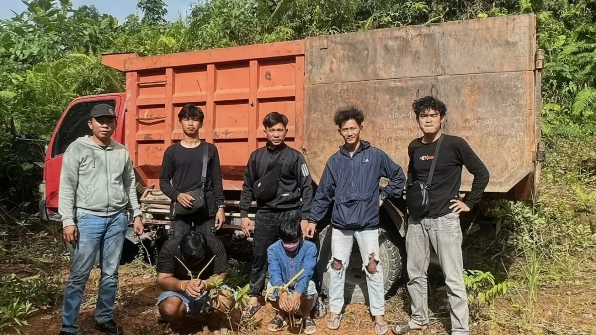 DITEMUKAN: Kapolsek Sesayap Hilir Ipda Dedy Timang bersama jajarannya mengaman dua terduga pelaku pencurian dump truck dan barang buktinya di Malinau, Selasa (26/5). FOTO: DOK. POLSEK SESAYAP HILIR
