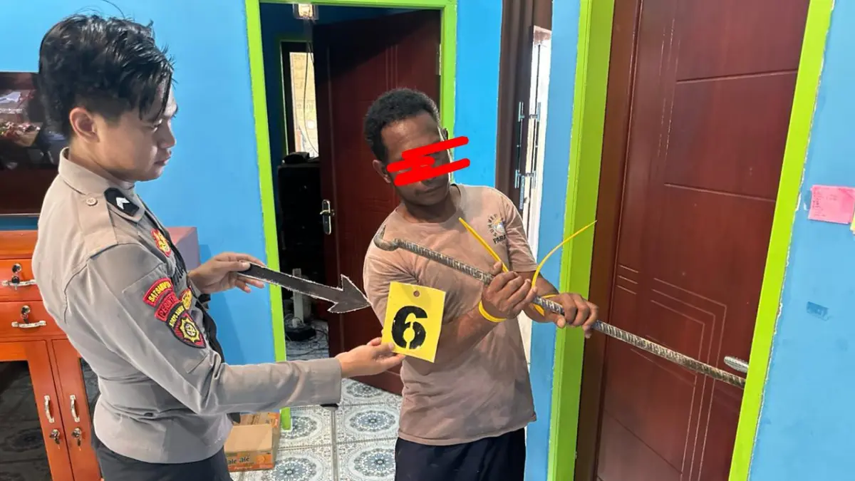 REKONSTRUKSI: Pelaku memperagakan tindakannya saat menggunakan linggis mencongkel pintu kamar korban. (FOTO: DOK. POLSEK TANA. LIA)