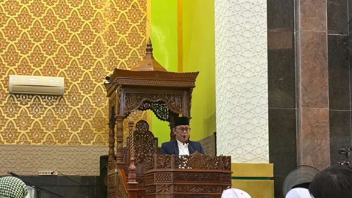 SAMBUTAN : Plt Wali Kota Tarakan saat memberikan sambutan pada pelaksanaan salat Iduladha di Masjid Baitul Izzah Islamic Center Tarakan. AGUS DIAN ZAKARIA/RADAR TARAKAN