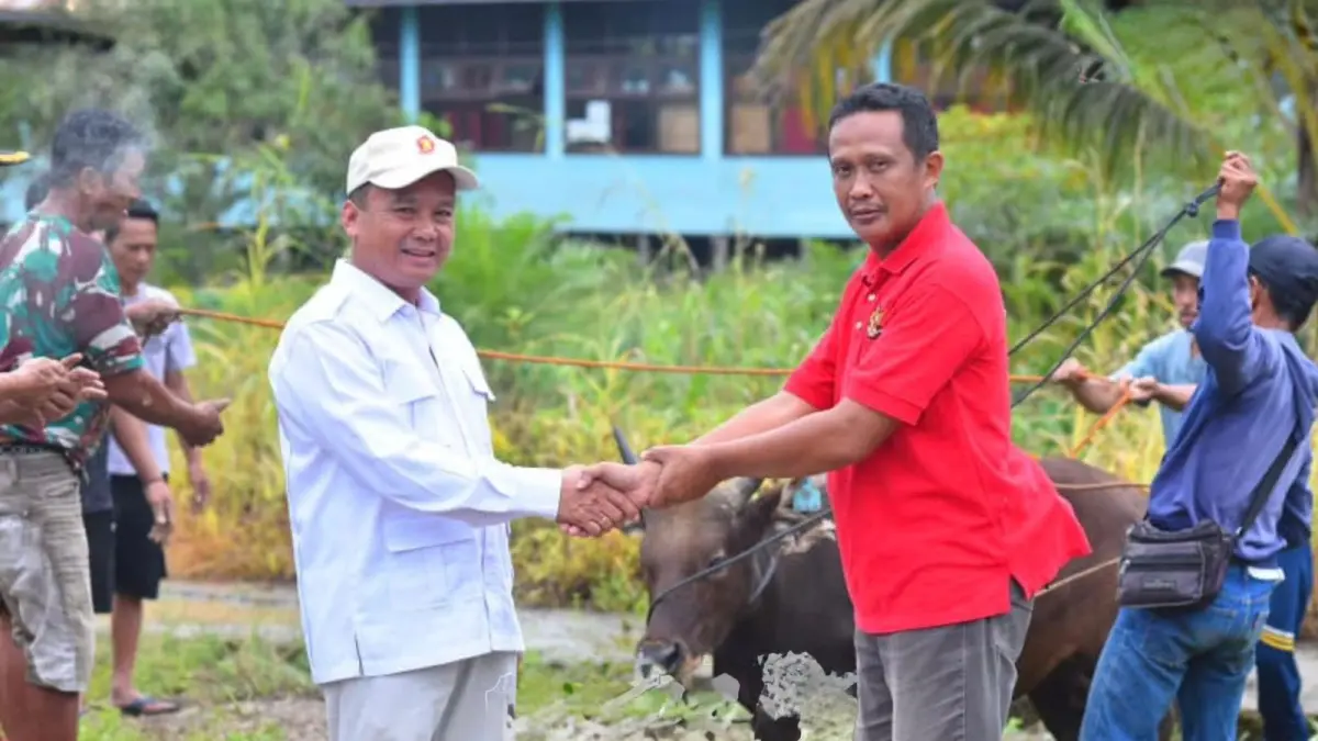 BANTUAN : Wabup Bulungan Kilat menyerahkan bantuan sapi kepada masyarakat.
(Taslee/Radar Tarakan)