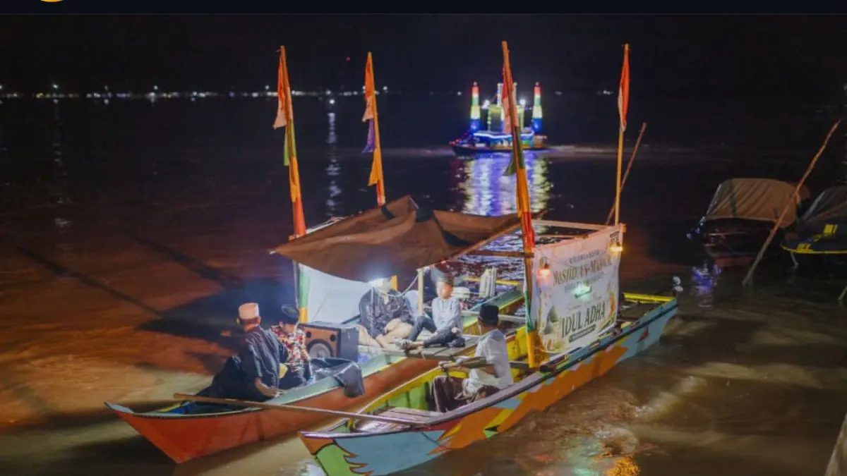 TAKBIR : Perahu hias memadati Sungai Kayan, Selasa (26/5/2026) malam.
(Taslee/Radar Tarakan)