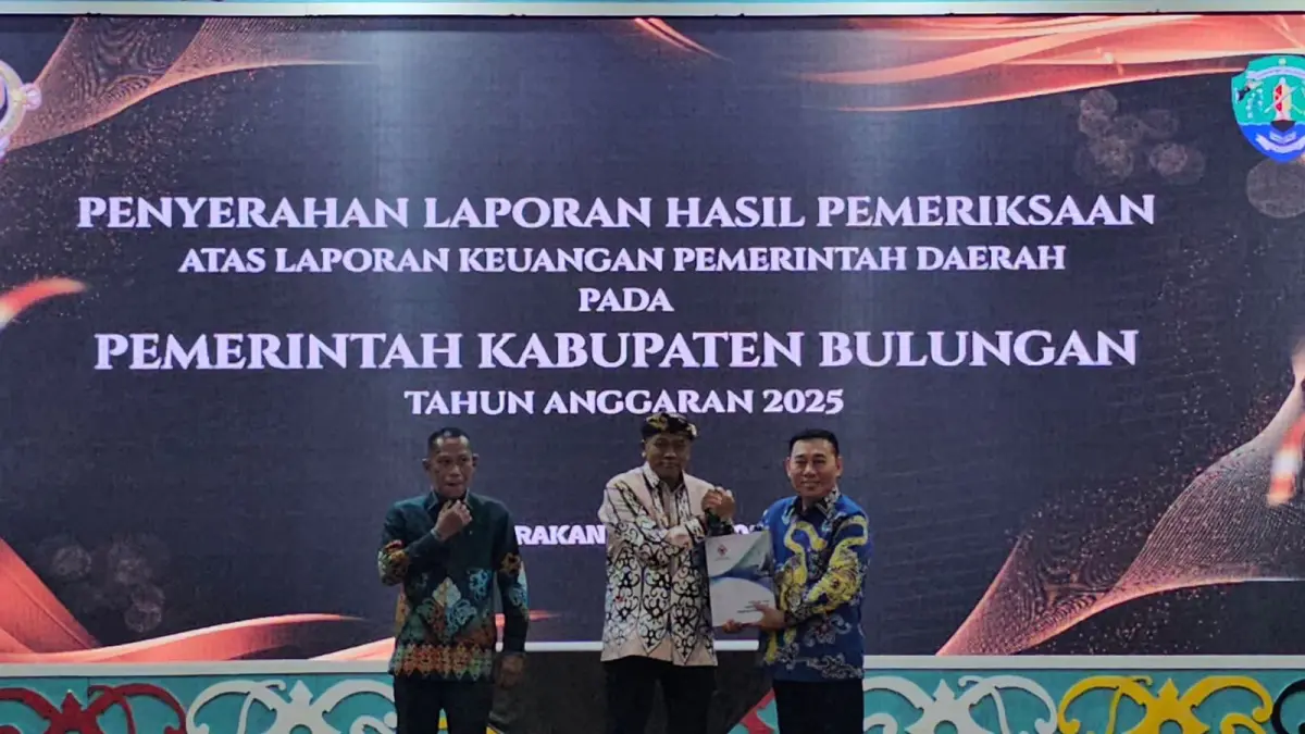 WTP : Bupati Bulungan Syarwani bersama Ketua DPRD Bulungan H. Riyanto di gedung BPK Kaltara.
(Taslee/Radar Tarakan)