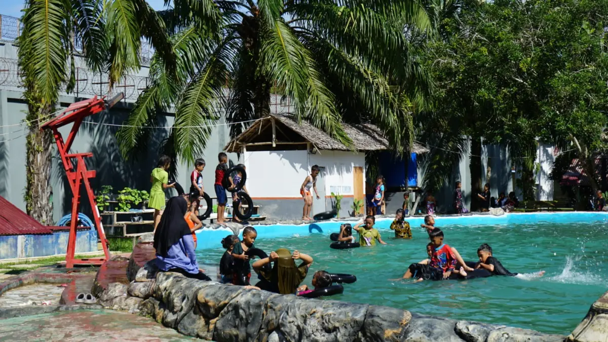 BERCENGKRAMA : Kolam renang SAE LANUKA dipadati pengunjung mulai dari anak-anak hingga orang dewasa.