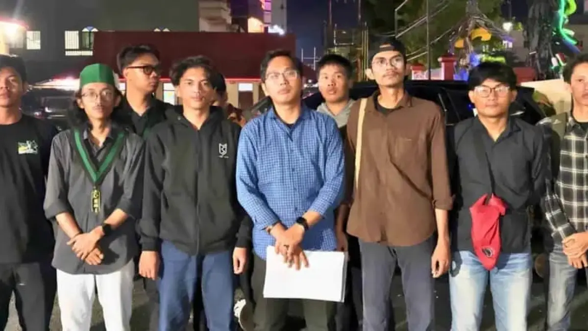 DILAPORKAN: Ketua Umum HMI Cabang Tarakan, Fadhil Qobus dkk saat melaporkan Iwan Setiawan ke Mapolres Tarakan. AGUS DIAN ZAKARIA/RADAR TARAKAN