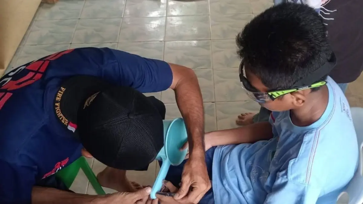 EVAKUASI : Petugas rescue melakukan evakuasi pelepasan yang berlangsung sekitar 15 menit.