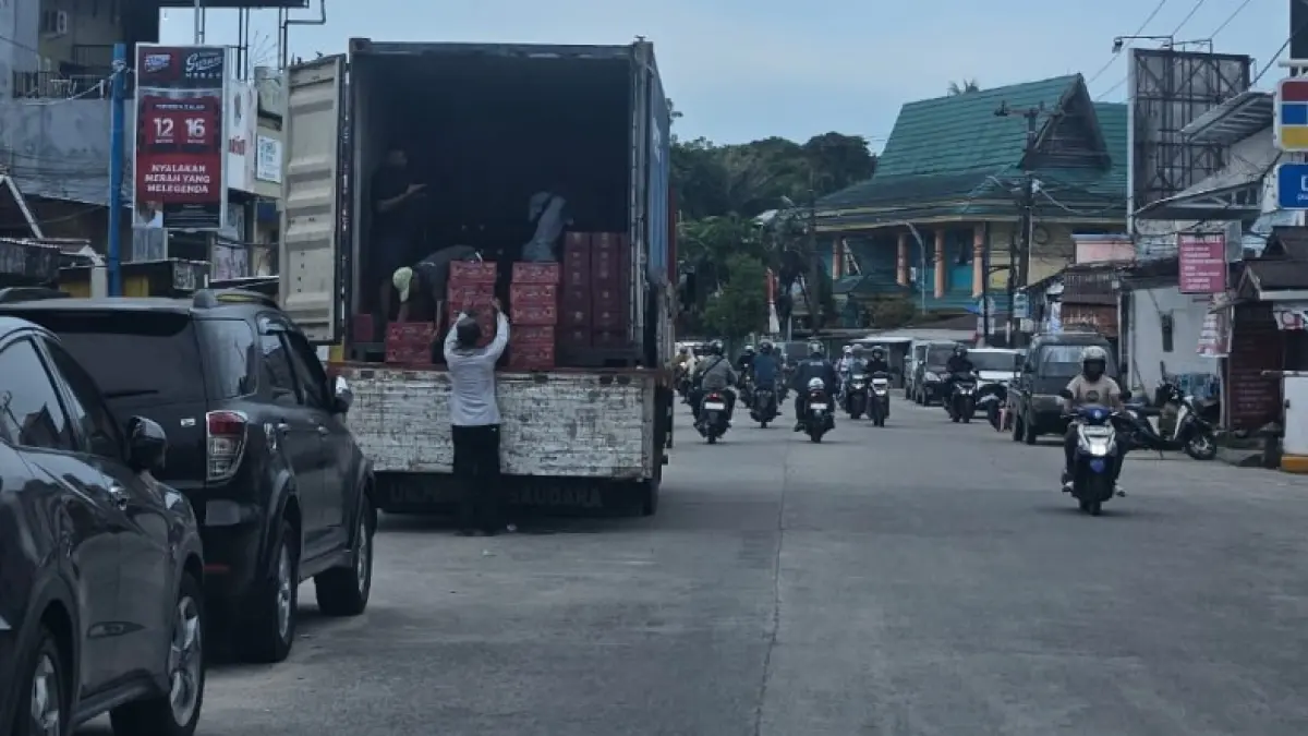 MARAK : Aktivitas bongkar-muat barang usaha toko kerap memakan badan jalan pada jam sibuk. AGUS DIAN ZAKARIA/RADAR TARAKAN
