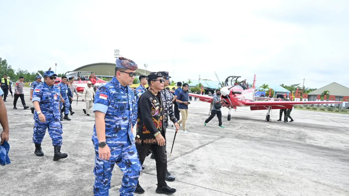 MENYAMBUT : Komandan Lanud Anang Busra Marsma TNI Andreas A. Dhewo bersama Gubernur Kaltara Zainal Arifin Paliwang dan jajaran Forkopimda menyambut kedatangan Jupiter Aerobatic Team (JAT) TNI AU di apron Lanud Anang Busra, Tarakan, Kamis (28/5). LANUD ANANG BUSRA TARAKAN&nbsp;