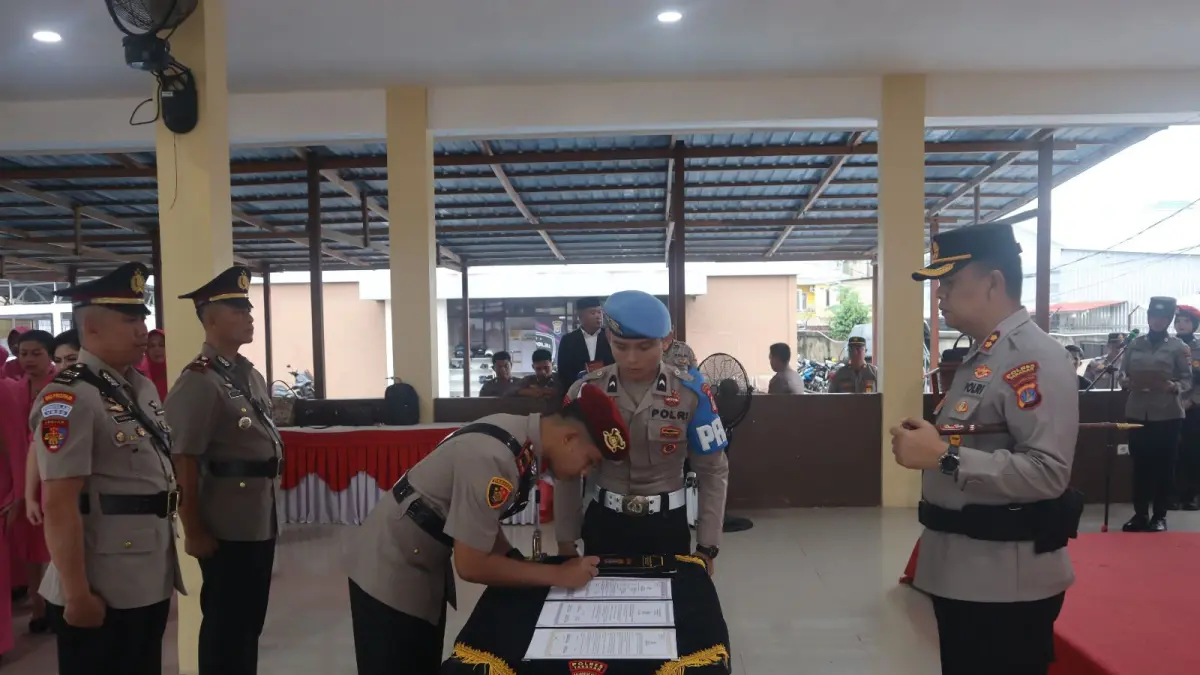 SERTIJAB : Kapolres Tarakan AKBP Erwin S Manik memimpin proses sertijab Kasat Narkoba dan Kapolsek Pelabuhan. POLRES TARAKAN&nbsp;