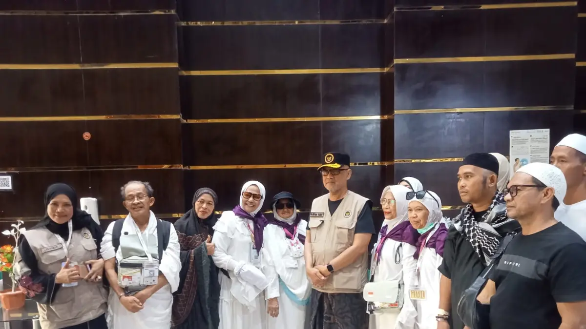 BAHAGIA: Jemaah asal Kaltara saat melaksanakan tawaf wadah disambangi Menteri Haji dan Umrah di hotel jemaah Kaltara. ISTIMEWA