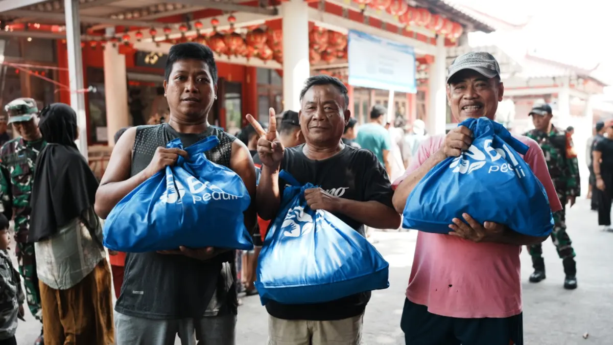 BRI PEDULI: Warga menerima bantuan paket sembako dari program BRI Peduli sebagai bentuk kepedulian sosial perusahaan dalam mendukung kesejahteraan masyarakat.