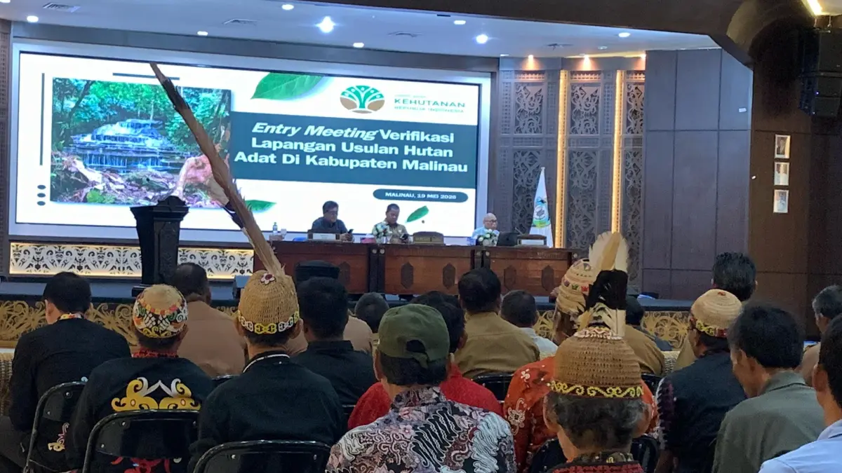 ENTRY MEETING: Para Kepala Adat dan Pemda Malinau bersama Tim Terpadu saat pembahasan soal verifikasi Hutan Adat. FOTO: DIPA/RADAR TARAKAN