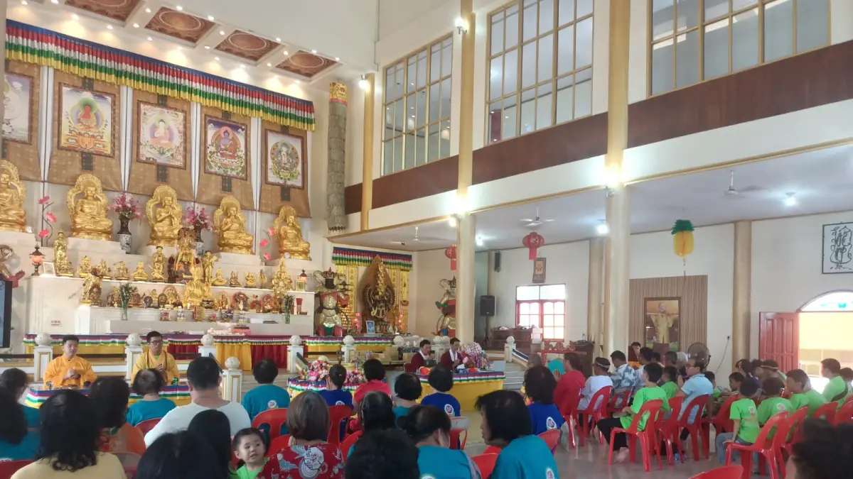 IBADAH : Umat Buddha mengikuti rangkaian perayaan Hari Raya Waisak di salah satu vihara di Kota Tarakan. AGUS DIAN ZAKARIA/RADAR TARAKAN